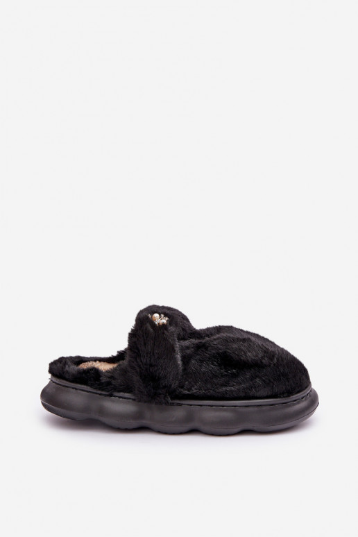 Chinelo Z com pelúcia e broche na cor preta Primaria