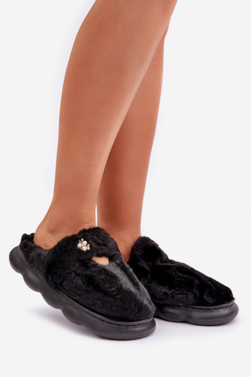 Chinelo Z com pelúcia e broche na cor preta Primaria