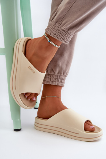 Chinelos femininos com uma plataforma Big Star NN274A034 bege 2