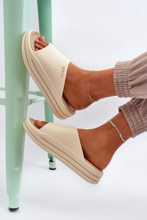 Chinelos femininos com uma plataforma Big Star NN274A034 bege Chinelos femininos com uma plataforma Big Star NN274A034 bege