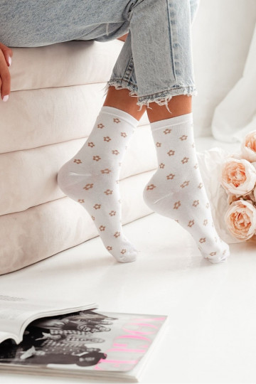 Meias Femininas com Pequenas Flores Brancas