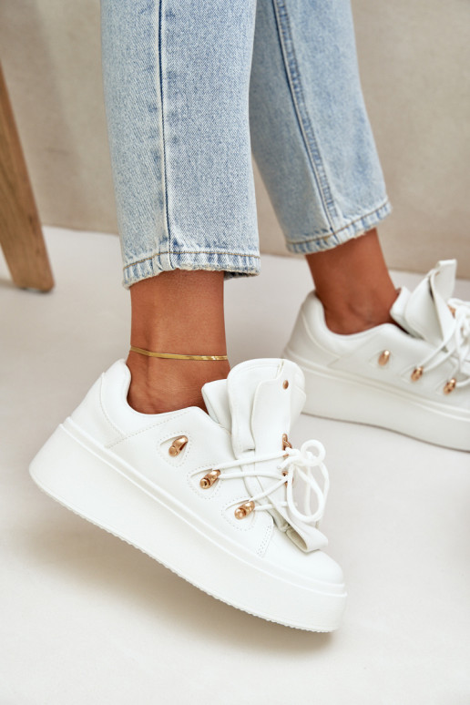 À modalo de tênis Feminino com uma plataforma cor branca Dolistana À modalo de tênis Feminino com uma plataforma cor branca Dolistana