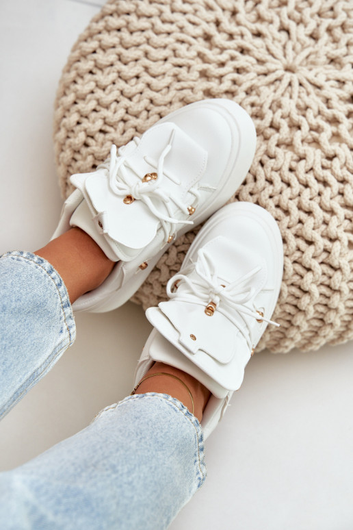 À modalo de tênis Feminino com uma plataforma cor branca Dolistana À modalo de tênis Feminino com uma plataforma cor branca Dolistana