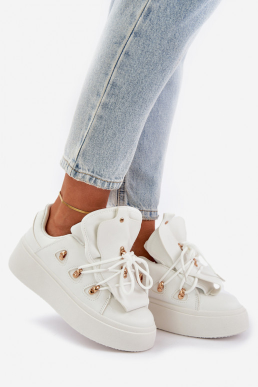 À modalo de tênis Feminino com uma plataforma cor branca Dolistana À modalo de tênis Feminino com uma plataforma cor branca Dolistana