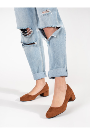 cor marrom de camurça salto alto no calcanhar