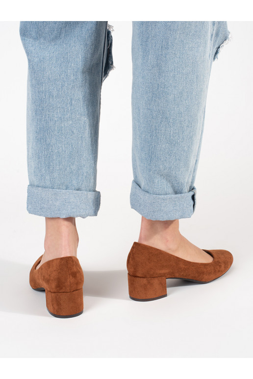 cor marrom de camurça salto alto no calcanhar cor marrom de camurça salto alto no calcanhar