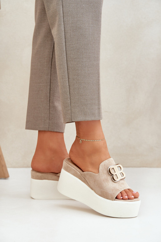 Chinelos com uma plataforma I Koturnie com enfeites bege Tanonea Chinelos com uma plataforma I Koturnie com enfeites bege Tanonea