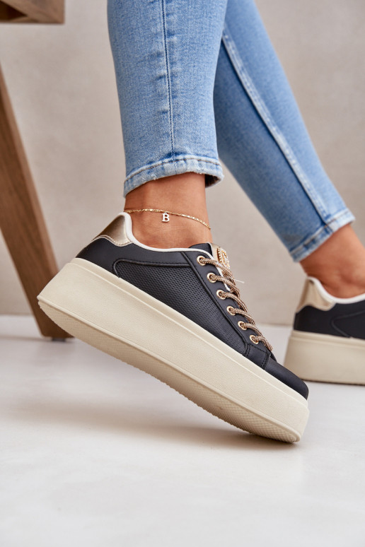 À modalo de tênis com uma plataforma Com decoraçõesi SznuróParakami cor preta Fonetha À modalo de tênis com uma plataforma Com decoraçõesi SznuróParakami cor preta Fonetha