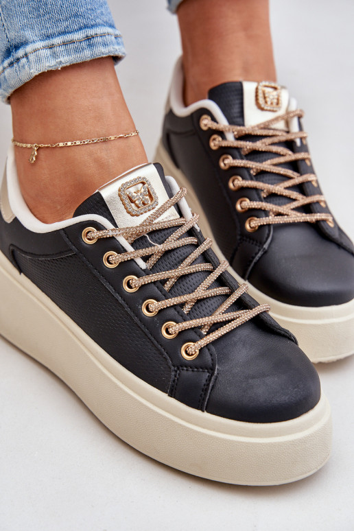 À modalo de tênis com uma plataforma Com decoraçõesi SznuróParakami cor preta Fonetha À modalo de tênis com uma plataforma Com decoraçõesi SznuróParakami cor preta Fonetha