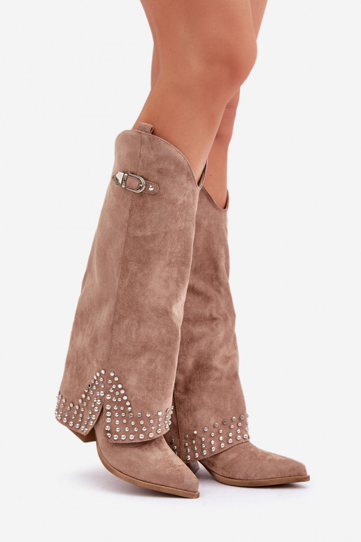 Bota longa com salto na cor areia...