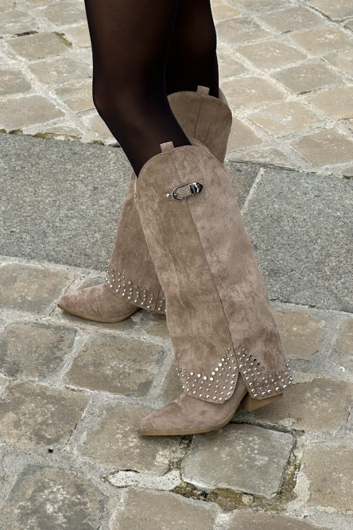 Bota longa com salto na cor areia...