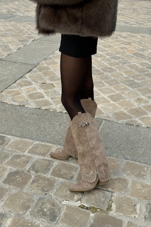 Bota longa com salto na cor areia...