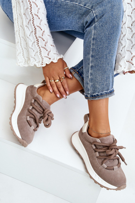 Tênis de camurça na cor areia Tênis de camurça na cor areia