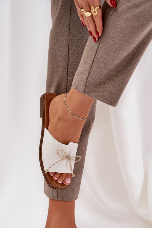 Chinelos Em sola plana decorar Kokardką cor branca Deonelis