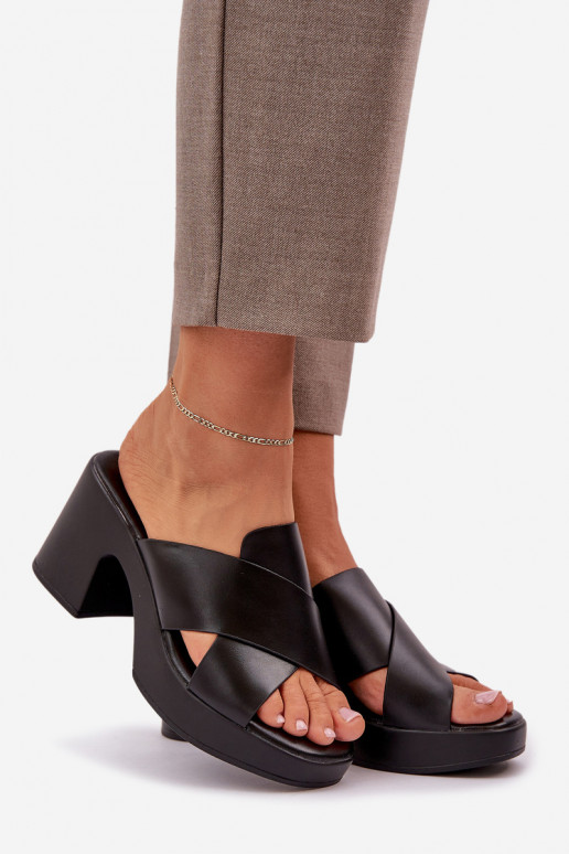 Chinelos leves com salto de couro ecológico cor preta Kacaria