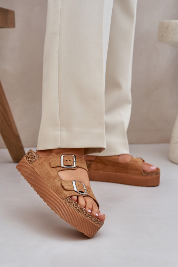 Chinelos femininos com uma plataforma com fivelas cor marrom Aramia