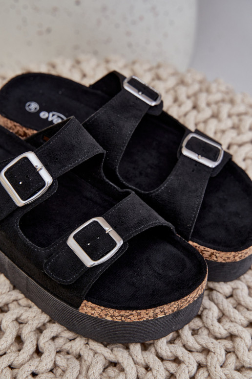 Chinelos femininos com uma plataforma com fivelas cor preta Aramia Chinelos femininos com uma plataforma com fivelas cor preta Aramia