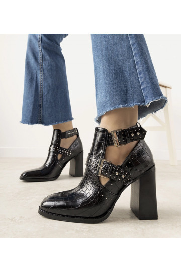 Botins pretos vazados com...