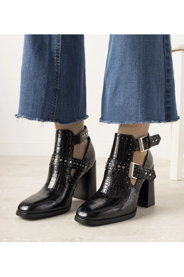 Botins pretos vazados com... 2