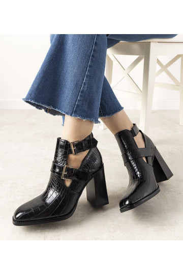 Botas pretas de salto bloco...