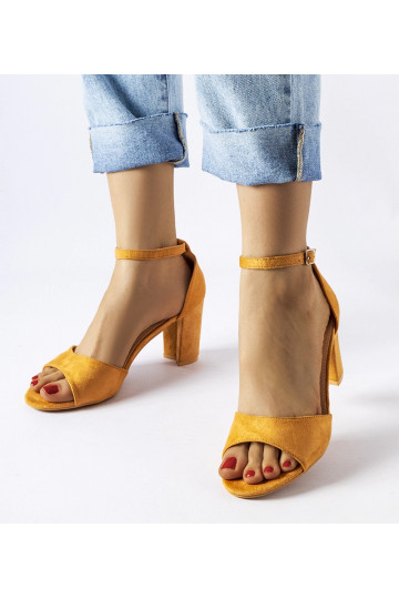 Sandálias de salto alto...