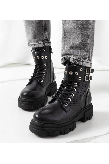 Botins pretos com sola...