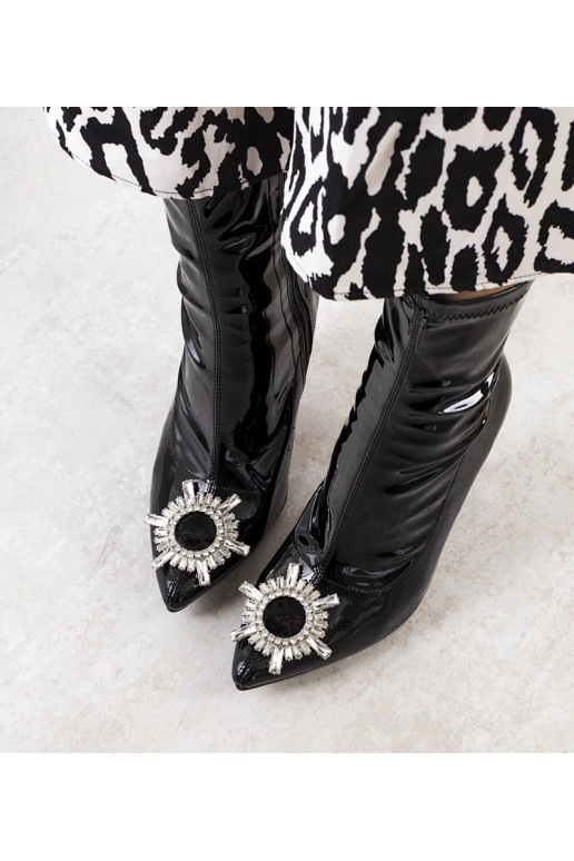 Botins pretos de verniz com salto...