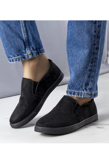 Tênis pretos de camurça...