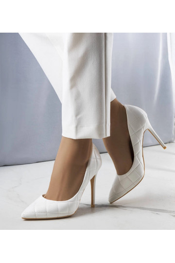 Saltos altos brancos...