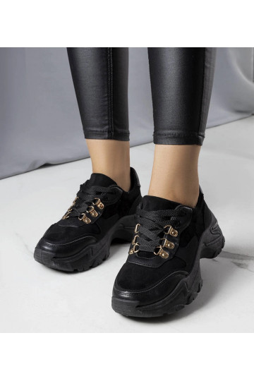 Tênis preto em materiais...