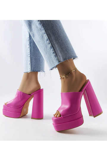 Chinelo de salto alto rosa...