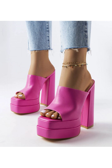 Chinelo de salto alto rosa... 2