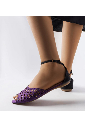 Sandálias roxas vazadas com... 2