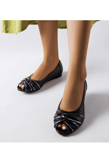 Sapatilhas pretas vazadas...