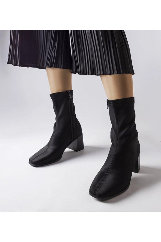 Botins de cetim preto com salto bloco...