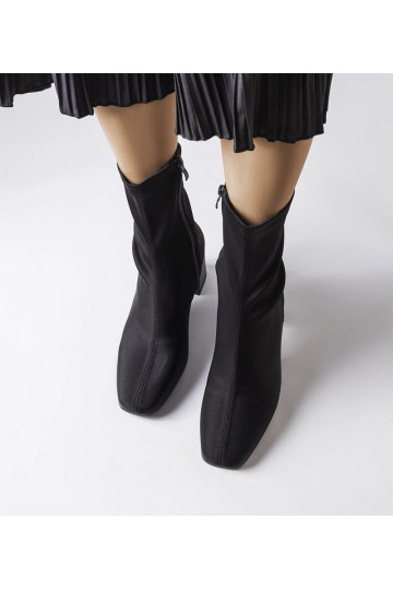 Botins de cetim preto com... 2