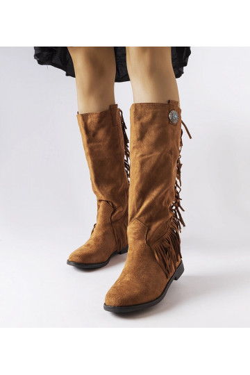 Botas marrons com salto...