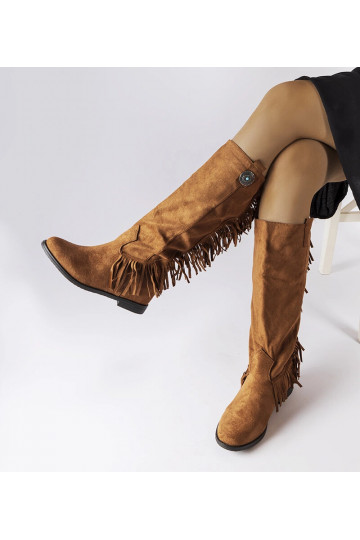 Botas marrons com salto... 2