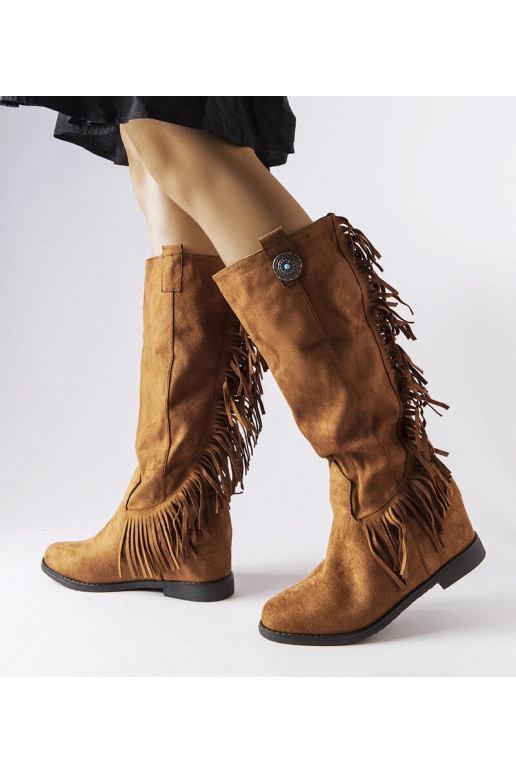 Botas marrons com salto plataforma...