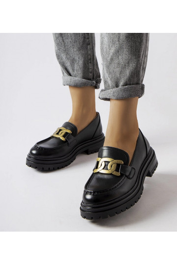 Mocassins pretos decorados...