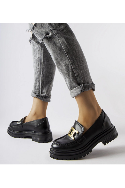 Mocassins pretos decorados com fivela...