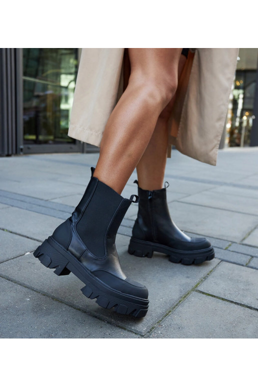Botins pretos com solado aparente...