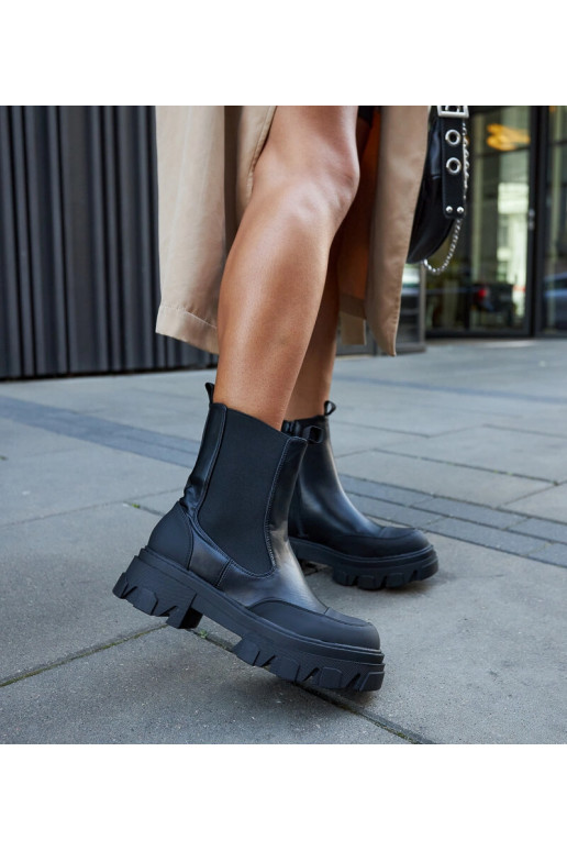 Botins pretos com solado aparente...