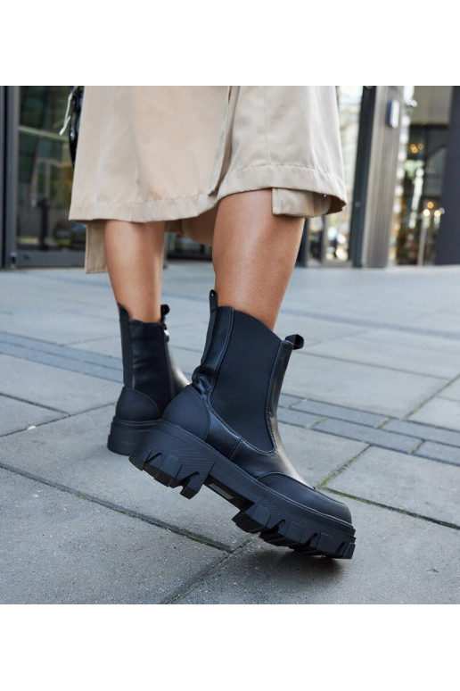 Botins pretos com solado aparente...