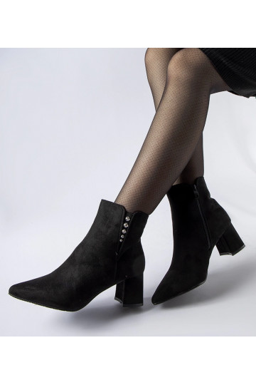 Botins pretos de camurça...