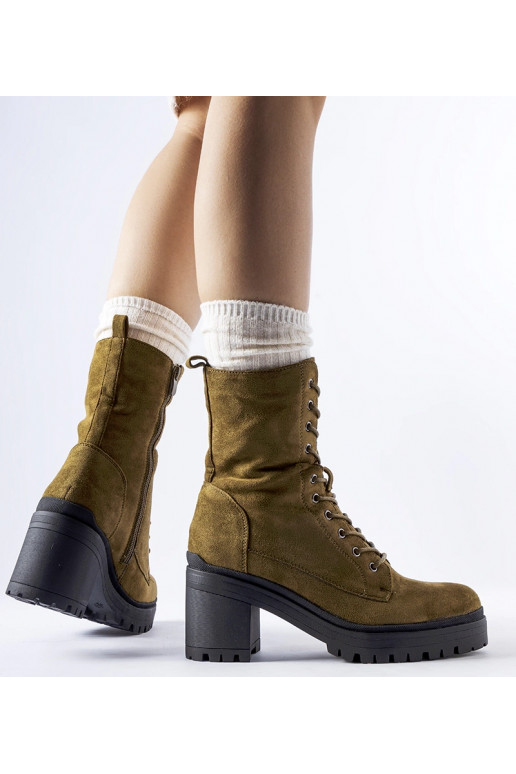 Botins verdes isolados com salto...