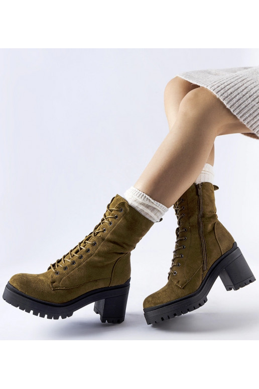 Botins verdes isolados com salto...