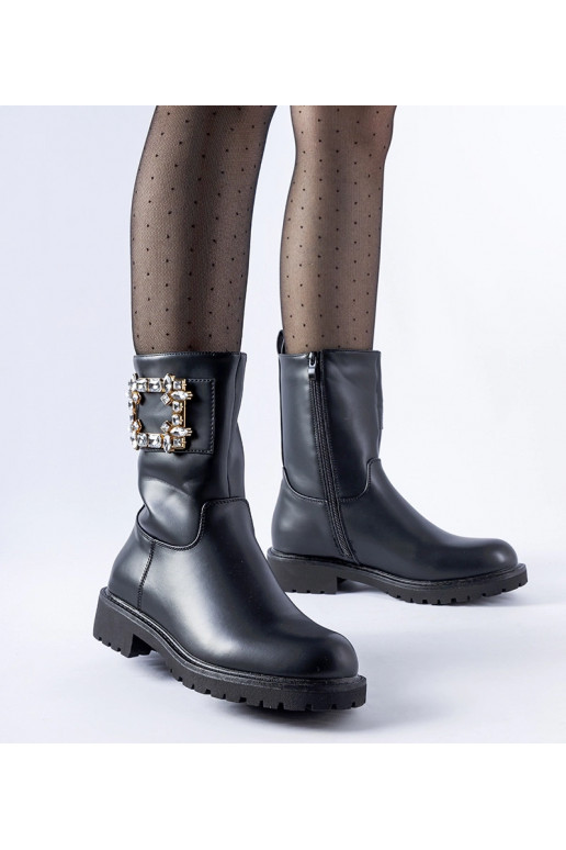 Botins pretos decorados com zircões...