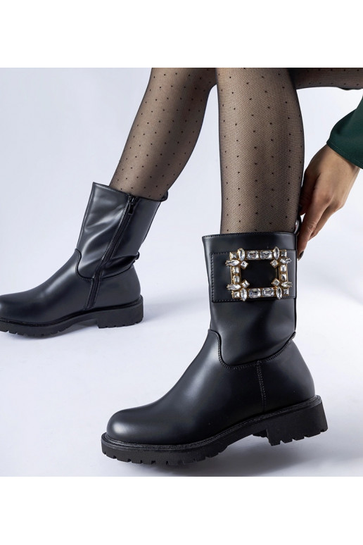 Botins pretos decorados com zircões...