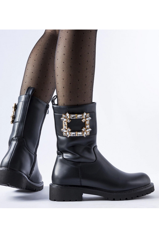 Botins pretos decorados com zircões...